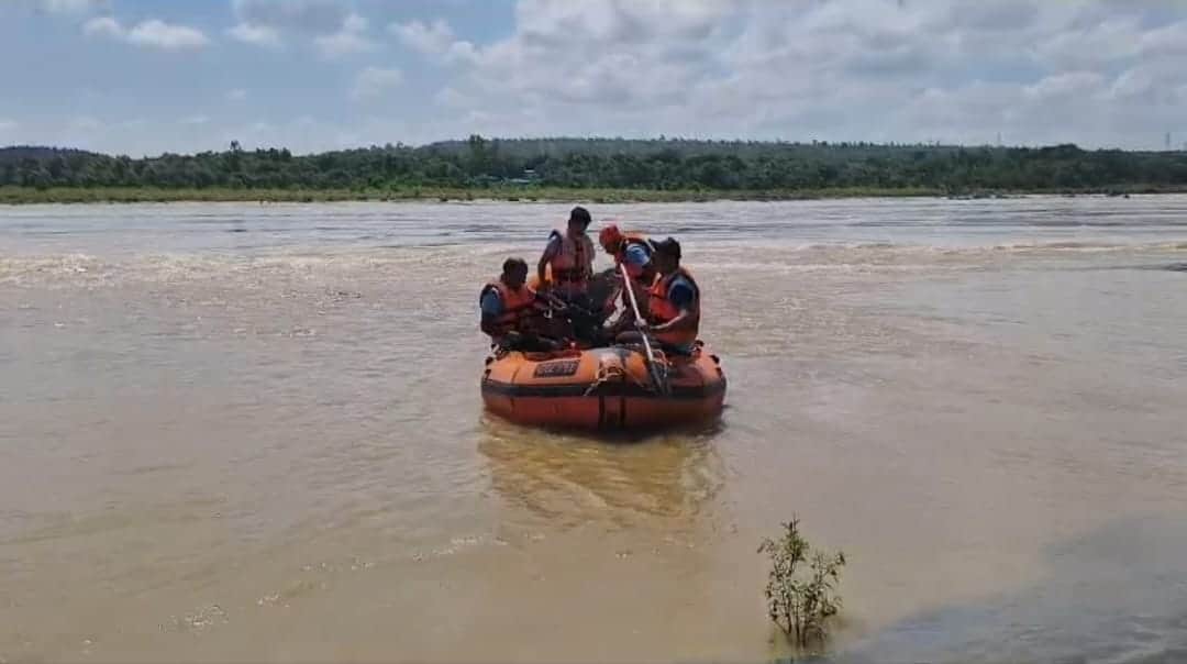 एसडीआरएफ की टीम कर रही प्रेमी जोड़े की तलाश।