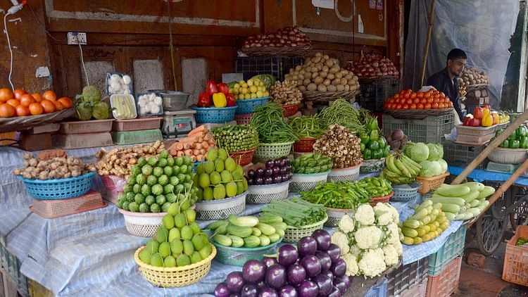 बारिश का असर: मंडी में सब्जियों की आवक घटी, सब्जियां 80 से 100 रुपये किलो