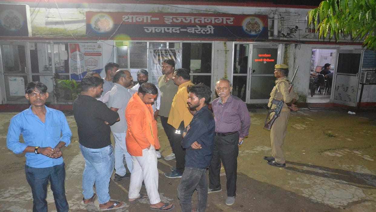 crowd beat up the youths for quarreling with the girls in Bareilly