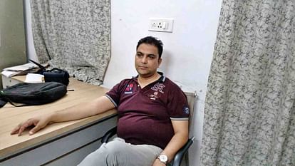 Bharatpur News: देवस्थान विभाग के आयुक्त को ACB ने पकड़ा, बैग में मिले तीन लाख 60 हजार रुपये Bharatpur News: ACB caught the Commissioner of Devasthan Department with Rs 3.60 lakh
