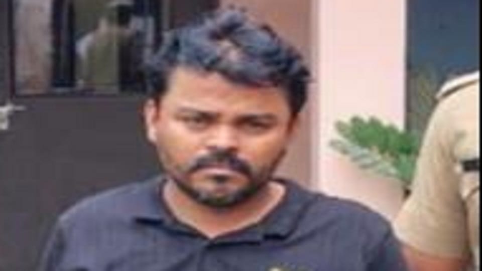 Meerut: Uttam Patil, who ran away with three and a half kilos of gold, was arrested from Shillong