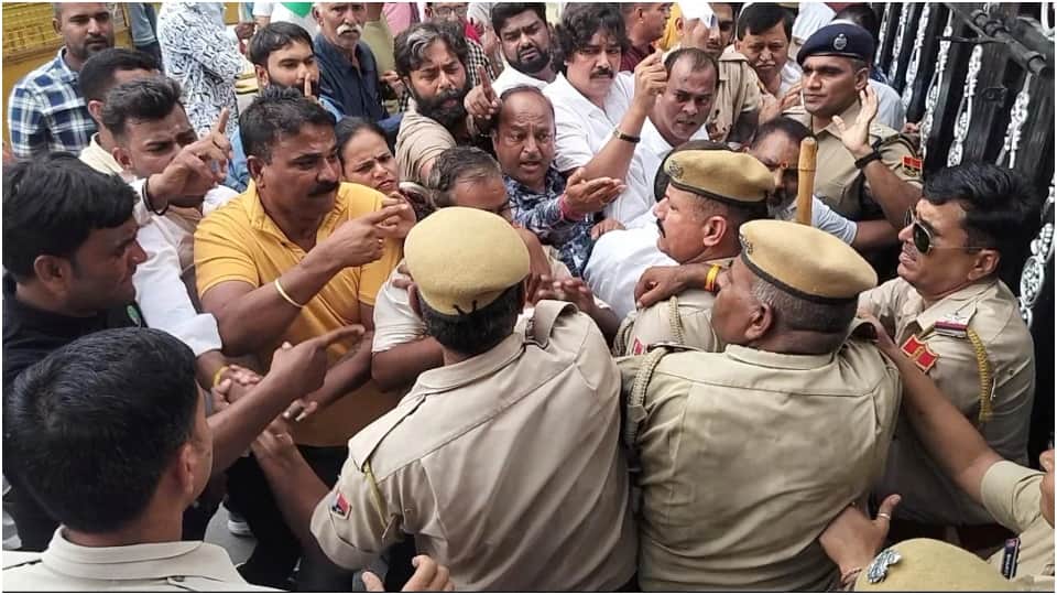 Congress workers staged a fierce protest against the statements made against Rahul Gandhi
