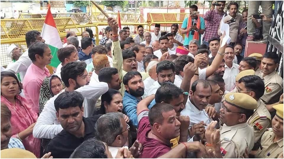 Congress workers staged a fierce protest against the statements made against Rahul Gandhi