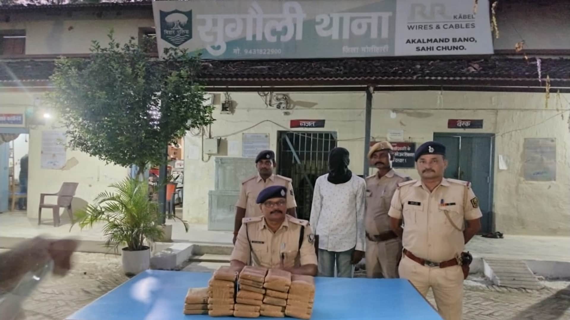 पुलिस की गिरफ्त में आरोपी चरस तस्कर