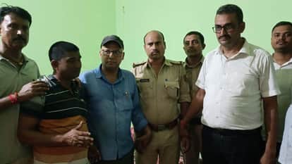 निगरानी टीम की गिरफ्त में आरोपी दारोगा और चौकीदार।