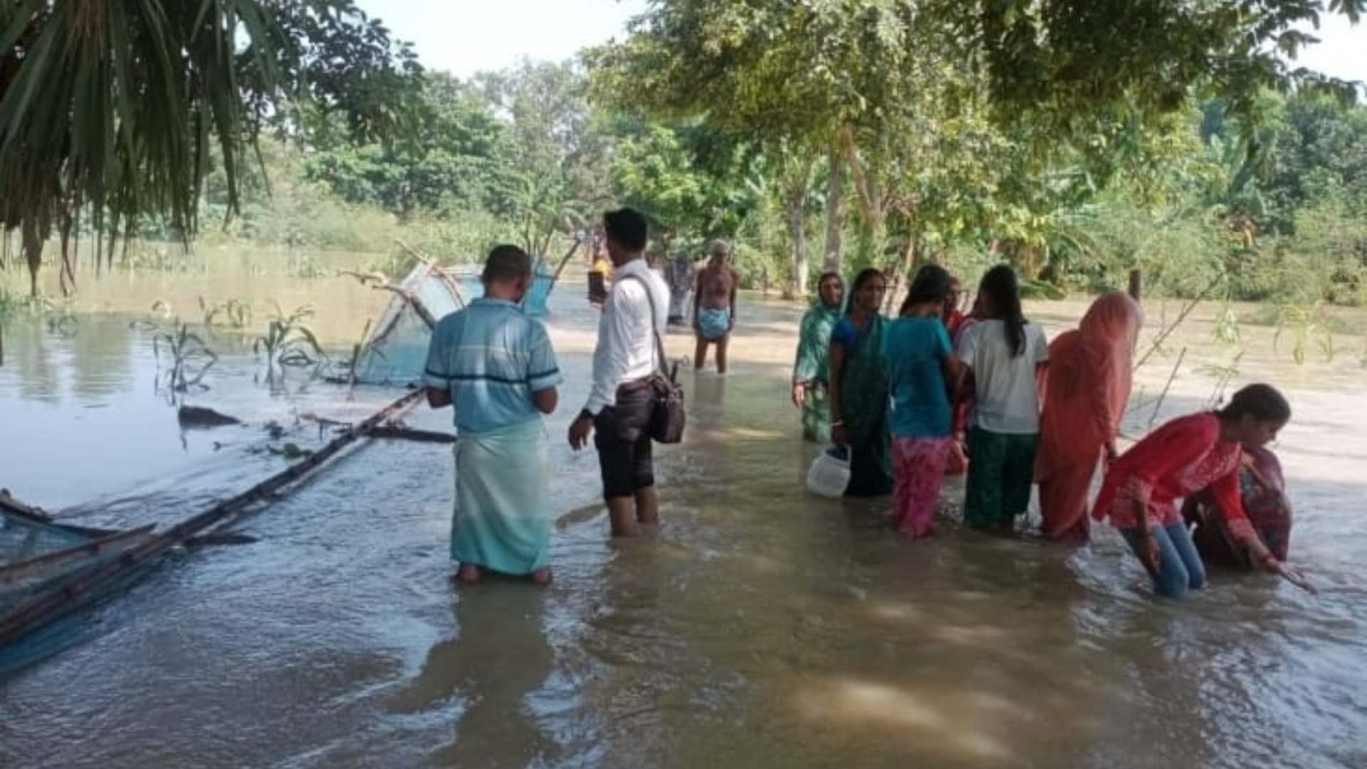 गांव में बाढ़ की स्थिति