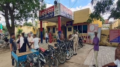 Mathura Police caught vehicle thieves who used to steal only bikes of one company