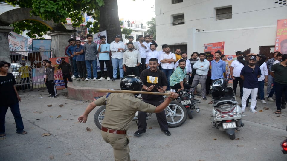 Dehradun DAV College Two groups of students Fight stone pelting and scuffle with police