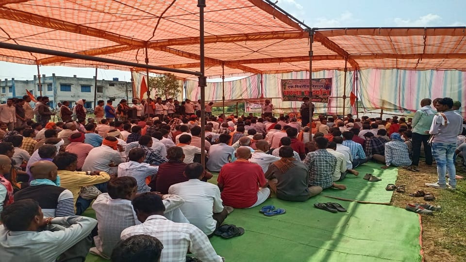 Sugarcane farmers blocked road will submit memorandum regarding 14 point demands in Kabirdham