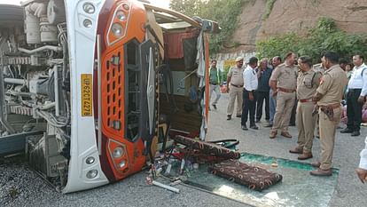 Many devotees injured when bus overturned on Varanasi Shaktinagar highway