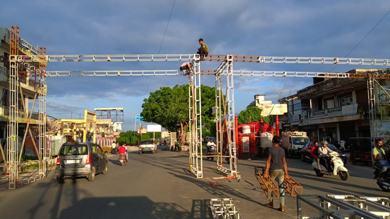 Janakpuri Mahotsav 2024 work picked up pace 51 gates are being built