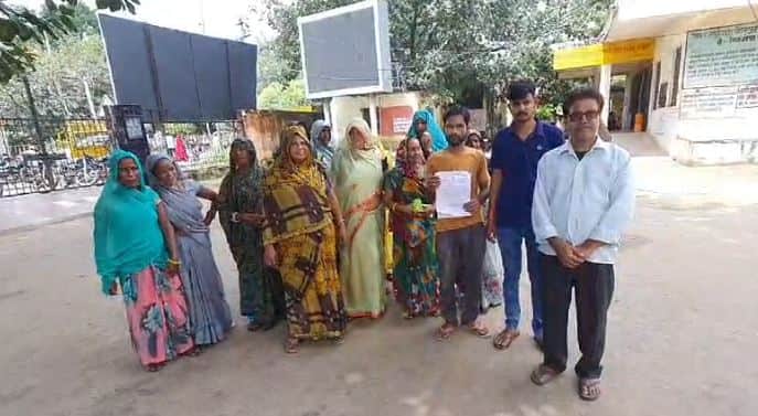 ज्ञापन देने पहुंचे स्थानीय लोग।