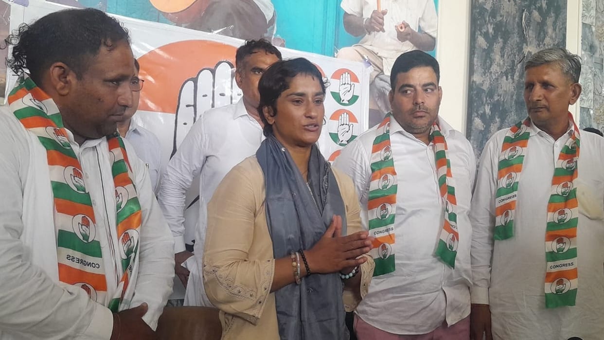 Haryana Election, Three district councilors under leadership of Vinesh Phogat joined Congress