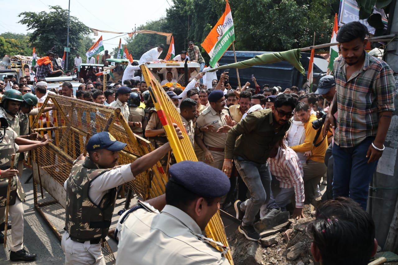 Indore: Congress took out Kisan Nyay Yatra riding on a tractor, police stopped the tractor by blocking the tru