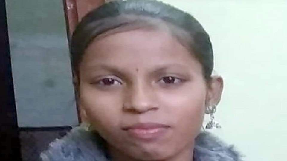 Bijnor: Two real sisters died after being hit by a train