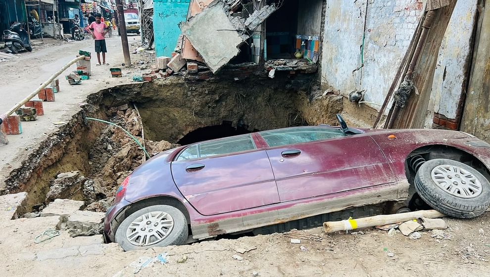 A car entered a drain in Jajmau, three dogs also fell into the drain, nagar nigam started investigation