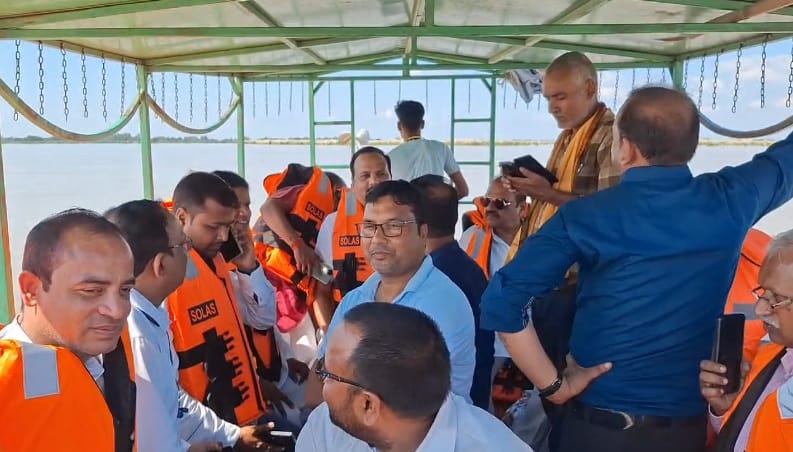 MLA-MPs motorboat stopped in flood water, remained stranded for five minutes, MLA said garbage was stuck