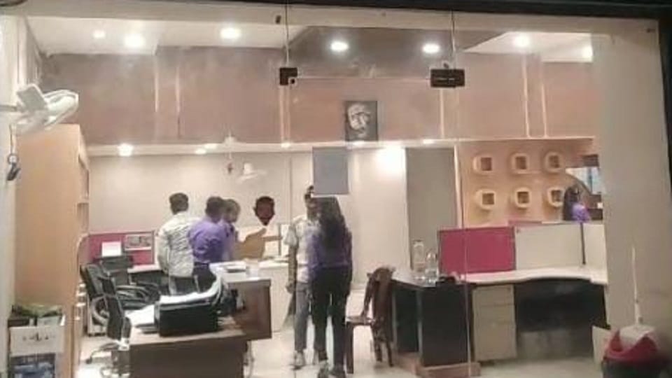 Raid done by posing as crime branch officer accused looted 2.5 lakh cash and 5 laptops businessman in Korba