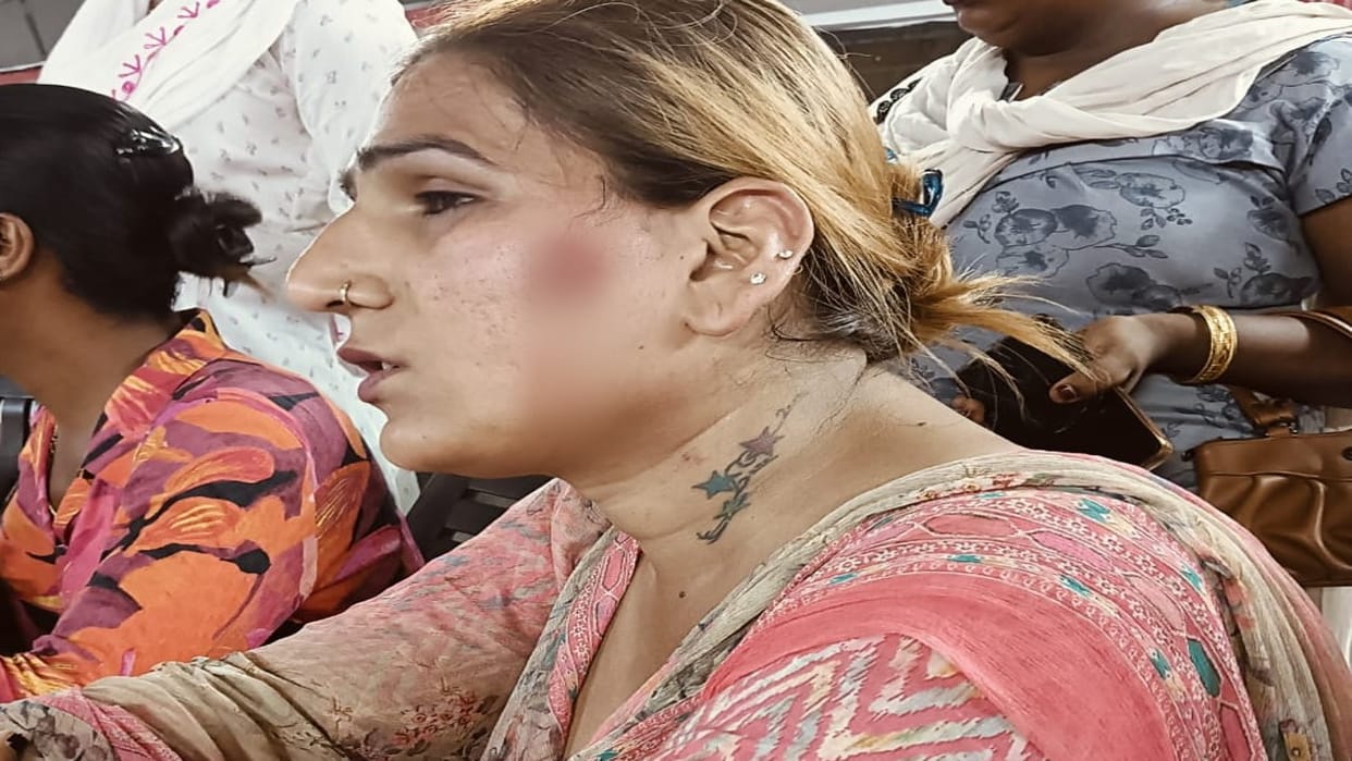 Neighbors beat eunuchs looted mobile in Bareilly