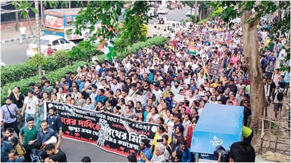 42 kilometer relay torch rally continues on the streets of Kolkata, thousands of people participate