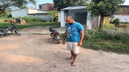 तेंदुए के पैरों का निशान देखता किसान