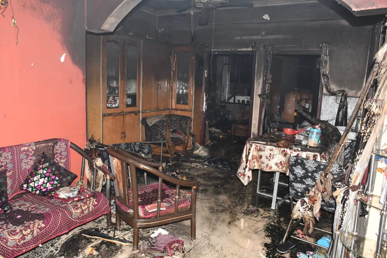 Lucknow: Fire broke out in a flat in Vajeerganj.