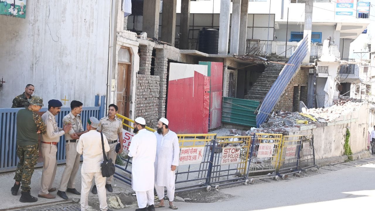 Himachal Masjid Controversy how namaz was offered in Himachal police kept vigil at every step