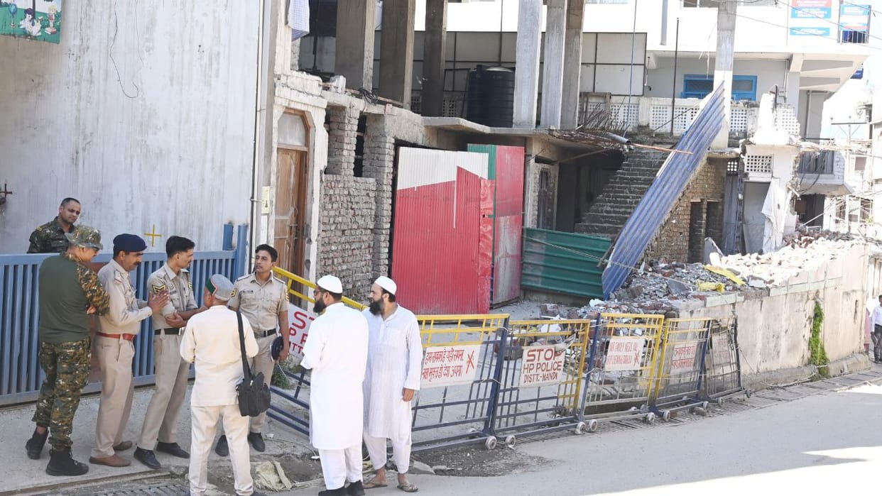 Himachal Masjid Controversy how namaz was offered in Himachal police kept vigil at every step
