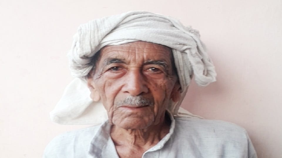 Shamli: Something stung the farmer's hand, after two hours it was found out that he had been bitten by a snake