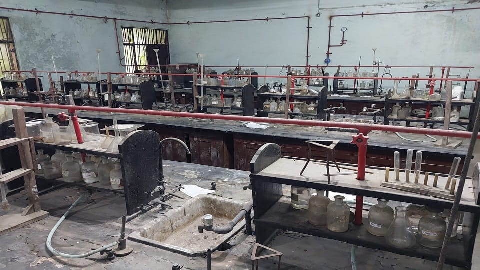 Students are forced to do practicals with worn out equipment in Radhe Hari PG College kashipur