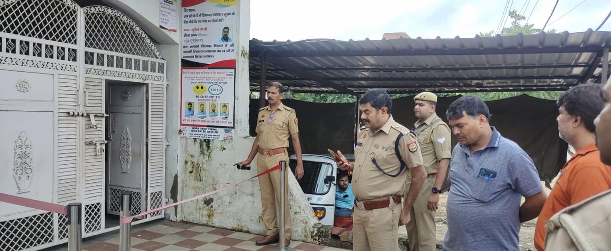 Thieves attack bike agency owner beaten with rods Family members catch thief beaten to death