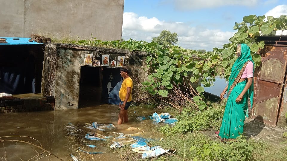 Devastation caused by rain in Mainpuri: River flowing over road crops drowned