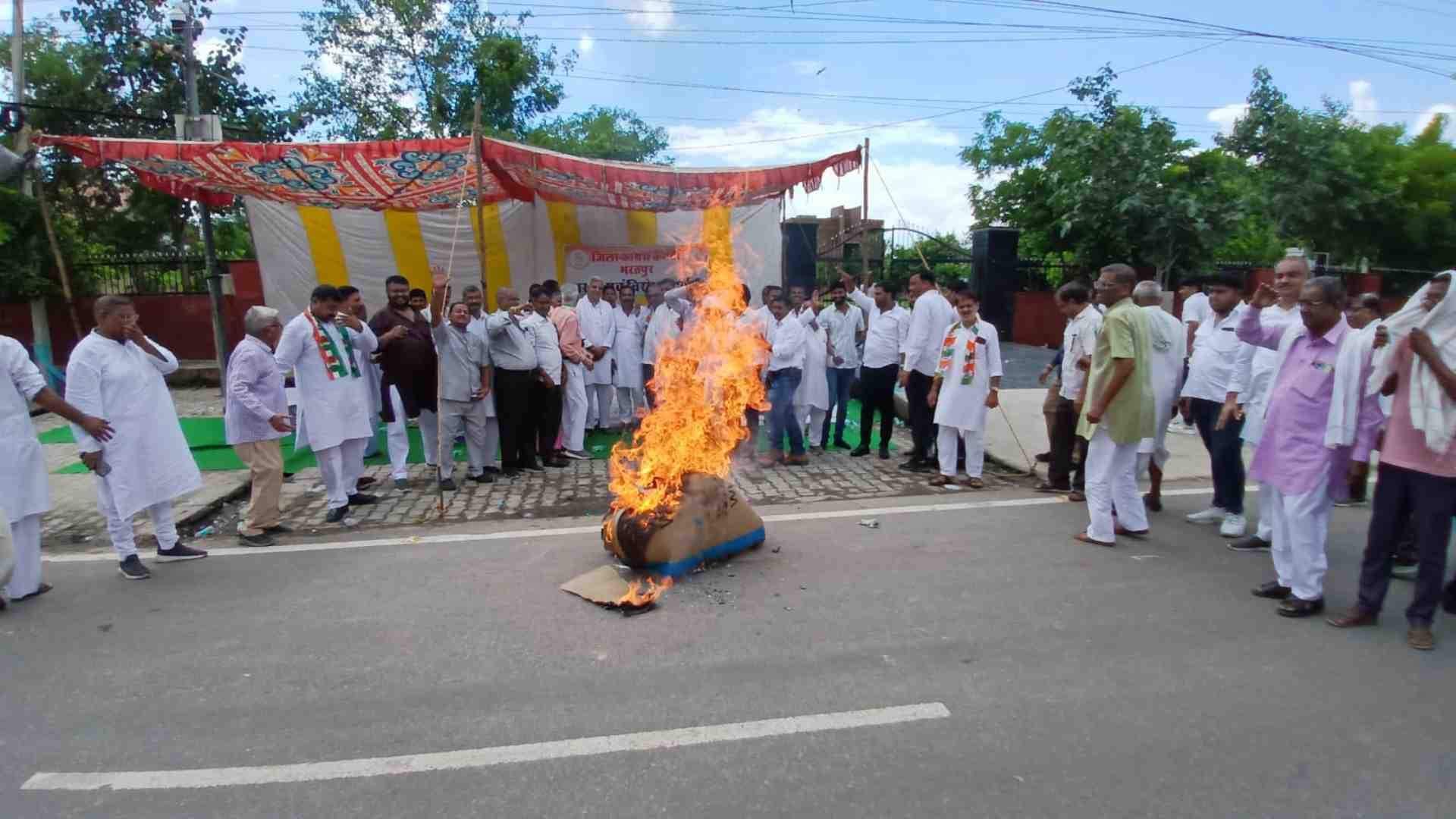 मंत्री रवनीत सिंह बिट्टू प्रदर्शन करते कांग्रेस कार्यकर्ता।