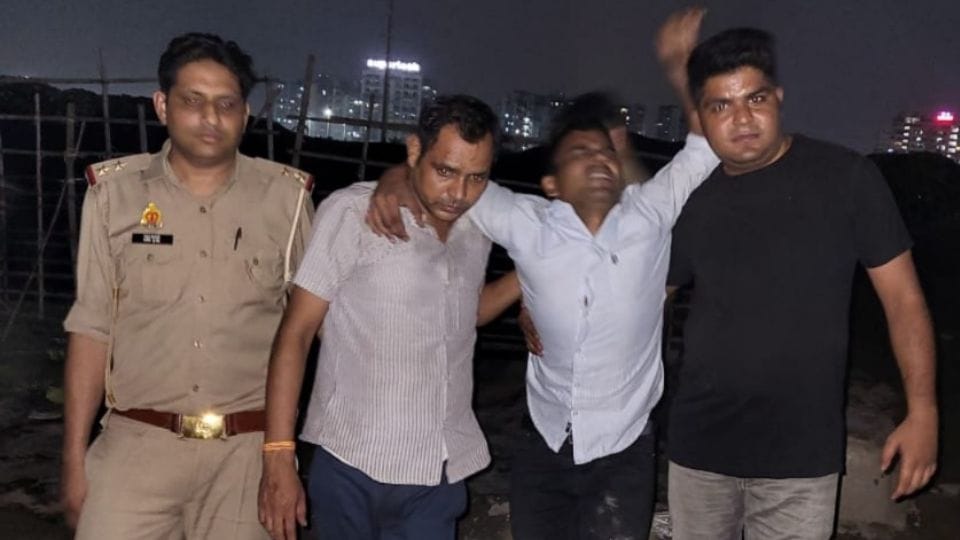 encounter between miscreants who robbed phones and police in Khoda Ghaziabad