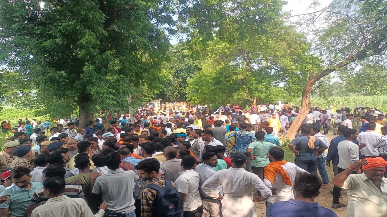 Mob demolished disputed construction in Sahora village of Shahjahanpur