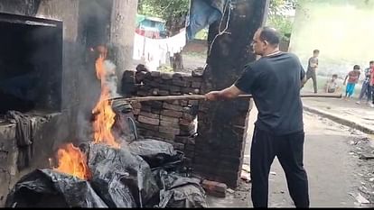 Liquor being made openly, After death five people, raid was conducted in Adarsh Colony, furnaces demolished