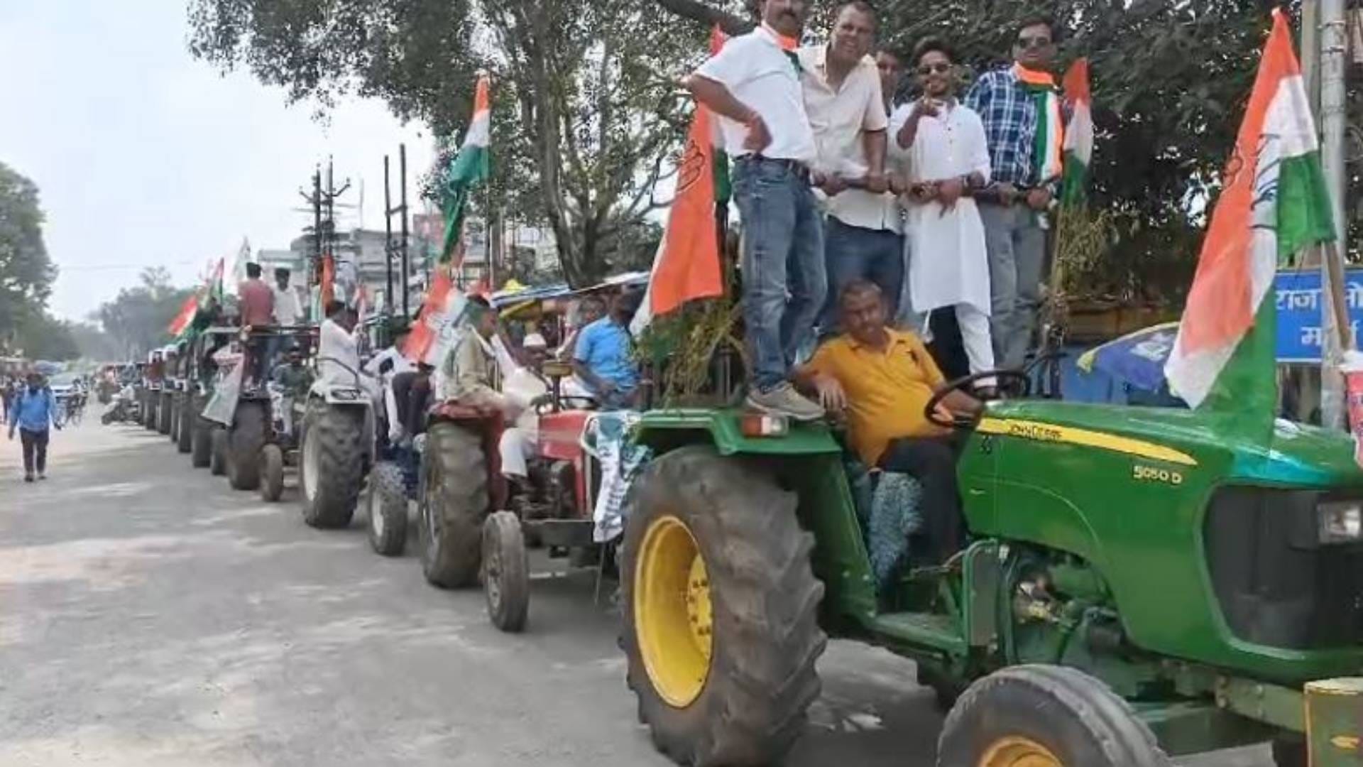 Betul Congressmen entered collectorate with tractors submitted memorandum on farmers problems