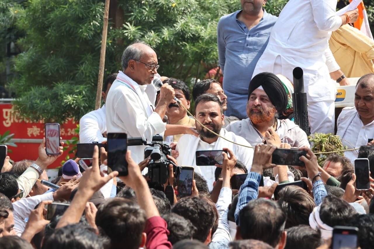 Indore: Congress took out Kisan Nyay Yatra riding on a tractor, police stopped the tractor by blocking the tru