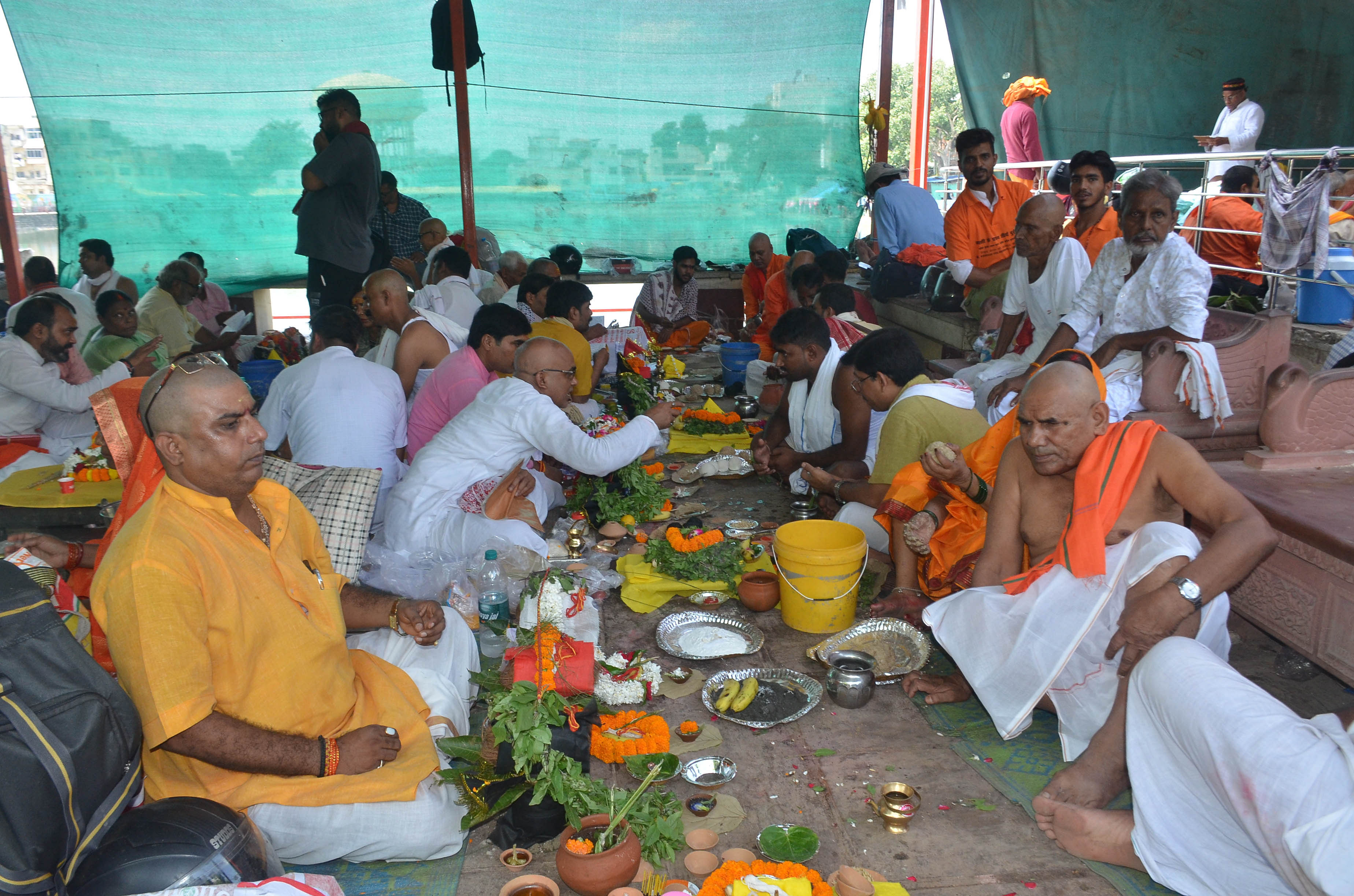 Pitru Paksha 2024 Shraadha performed with jewelry and medicine in Kashi to get rid of Pitra Dosha