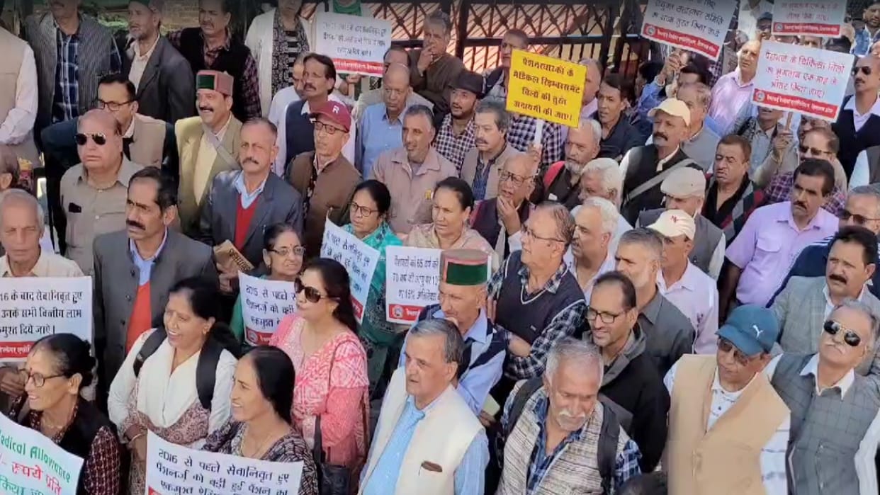 Angry pensioners opened protest due to non-payment of pending financial benefits