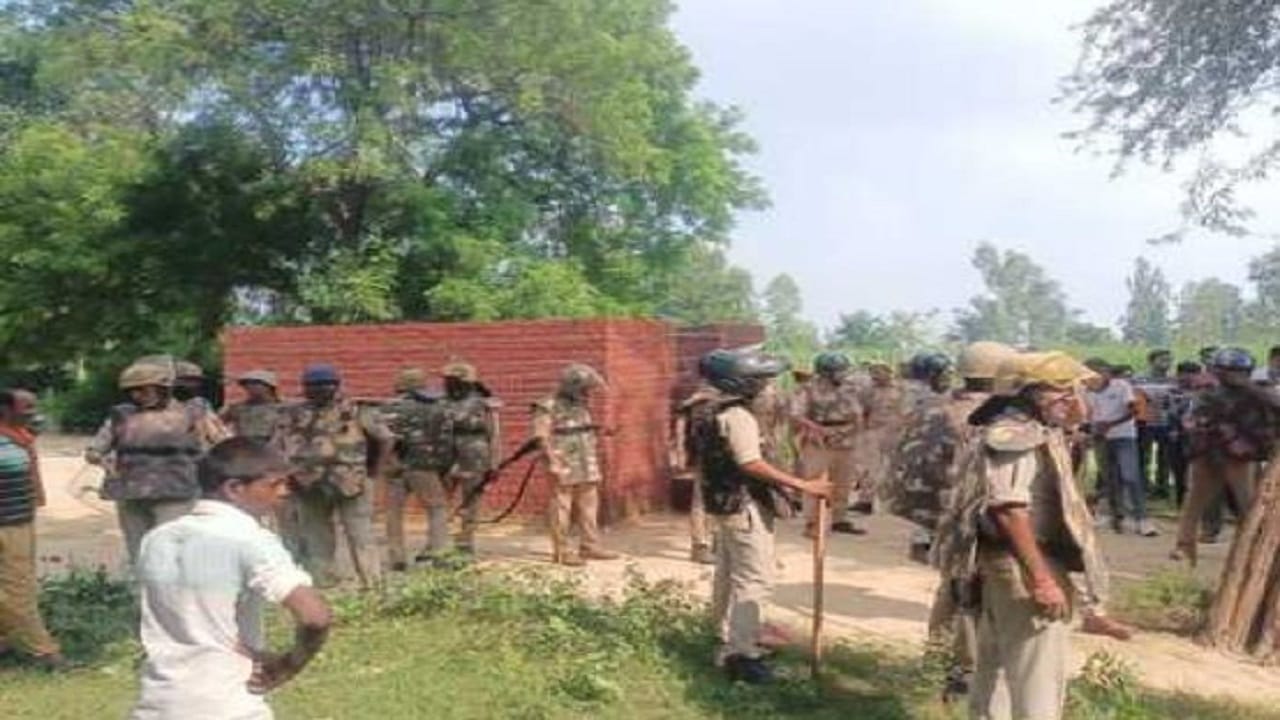 Mob demolished disputed construction in Sahora village of Shahjahanpur