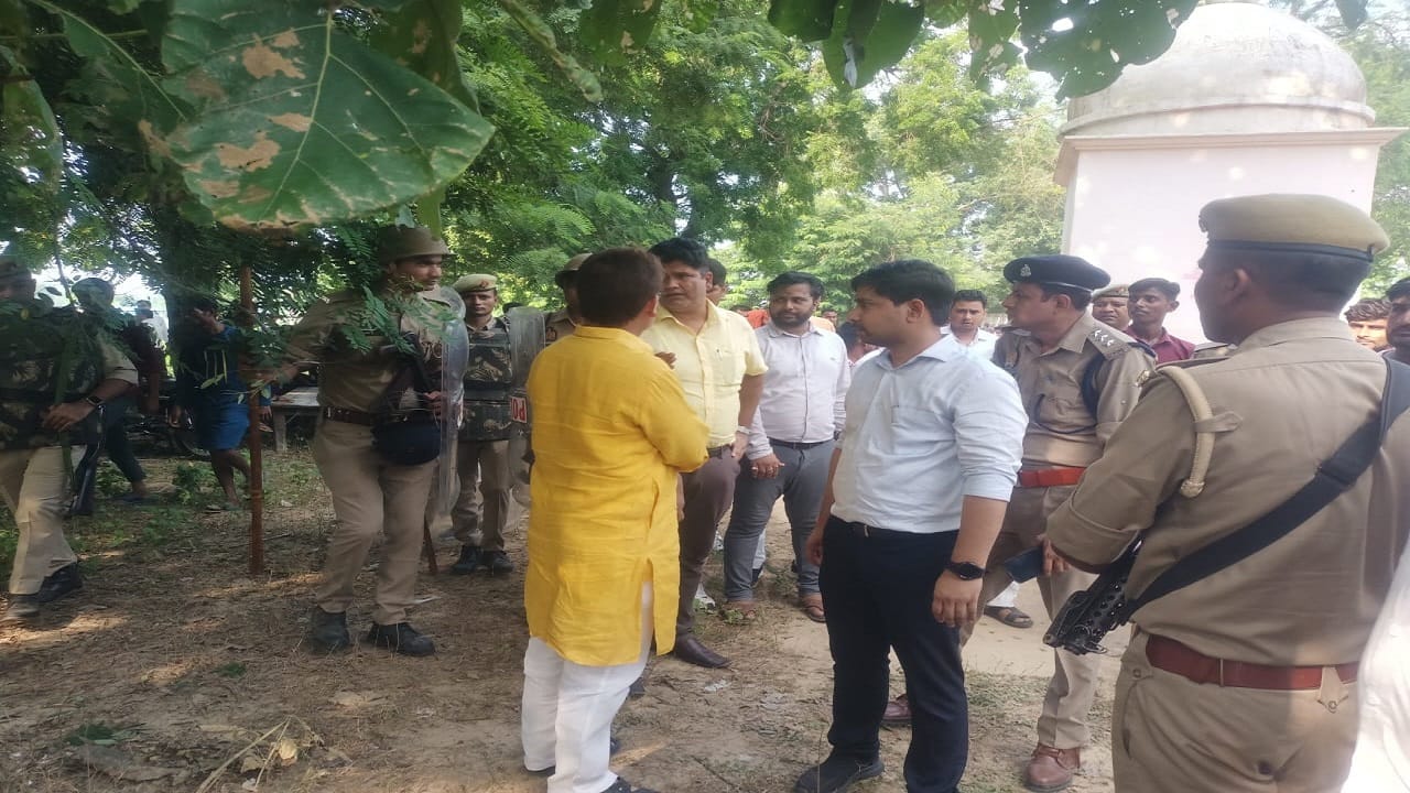 Mob demolished disputed construction in Sahora village of Shahjahanpur
