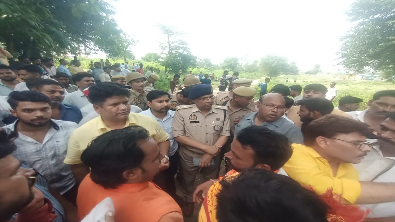 Mob demolished disputed construction in Sahora village of Shahjahanpur