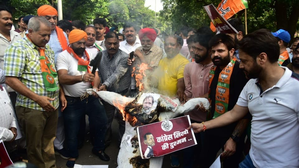 Chandigarh BJP demonstrated against Rahul Gandhi's statement