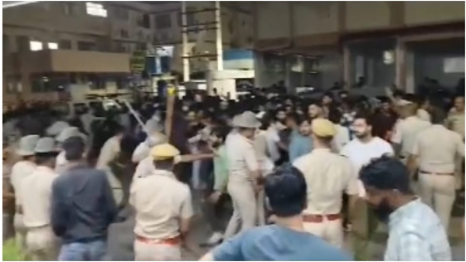 Rajasthan: Knife incident in Udaipur police resorted to lathi charge to chase away the angry people