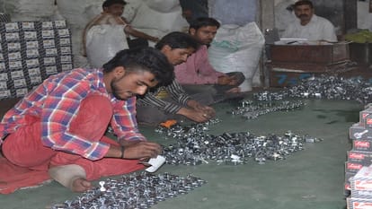 तालानगरी स्थित कारखाने में काम करते कारीगर