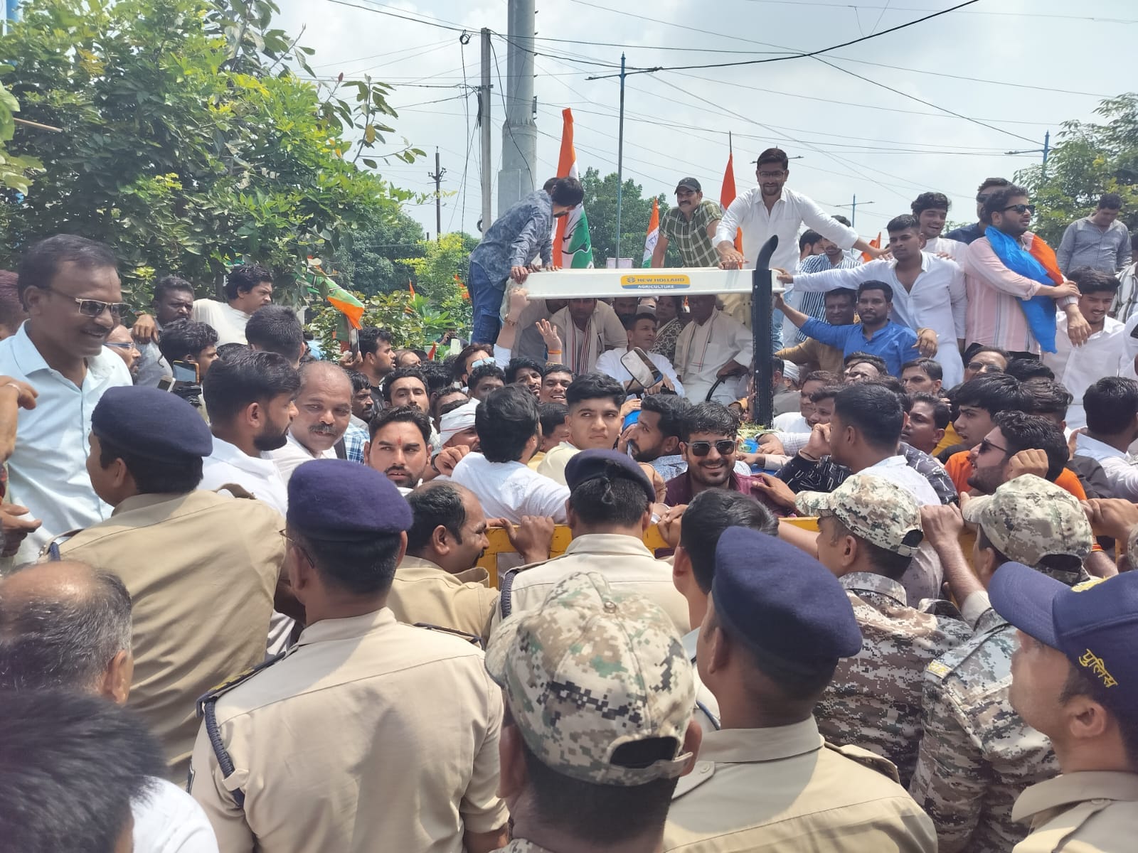 Indore: Congress took out Kisan Nyay Yatra riding on a tractor, police stopped the tractor by blocking the tru