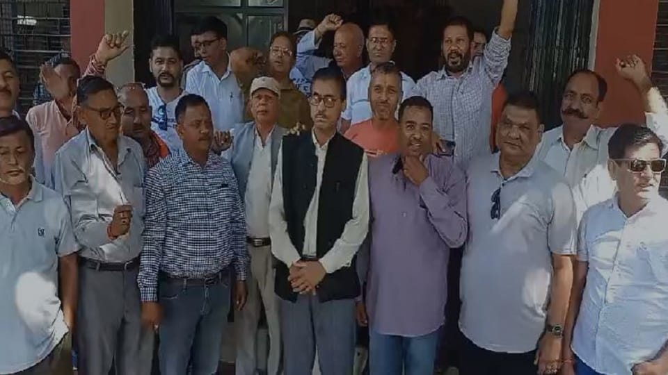 Contractors locked the PWD office in bageshwar