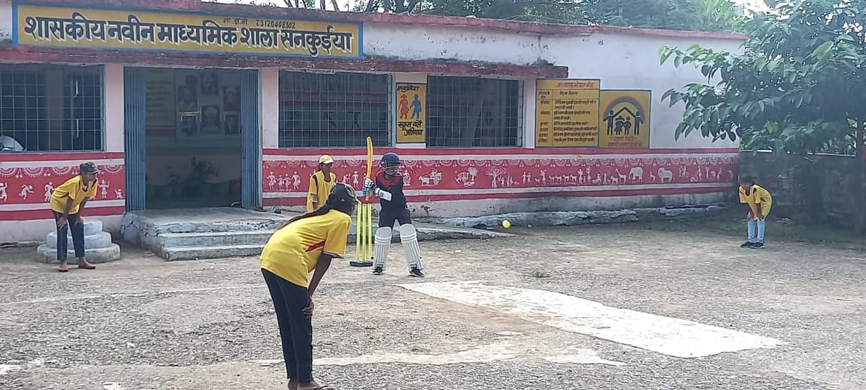 Damoh Along with studies, the girl students are wearing the kit and hitting fours and sixes in cricket
