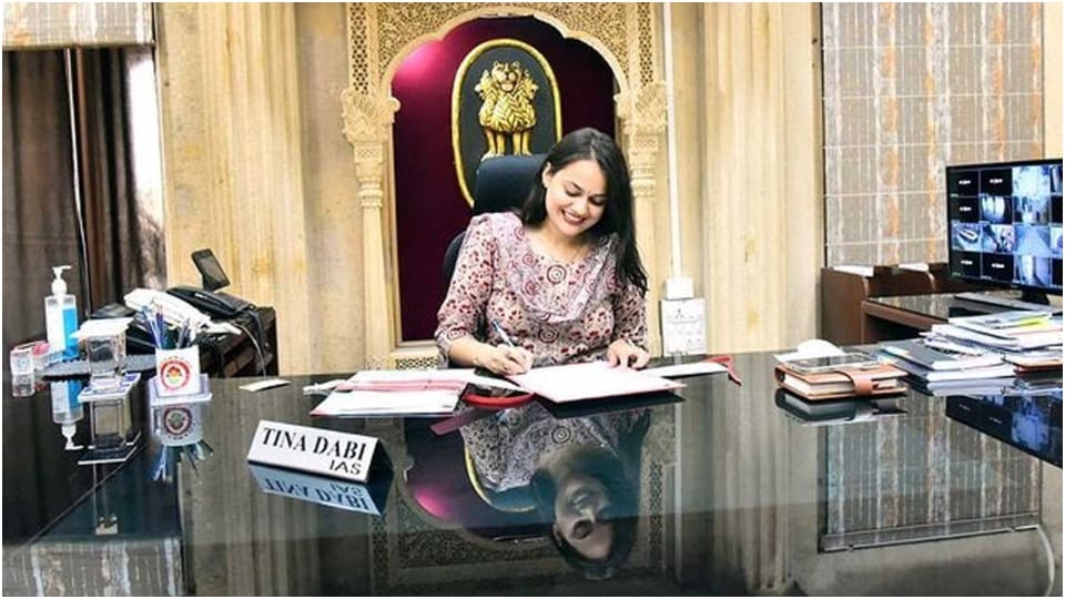 IAS Tina Dabi Stunned by a Veiled Sarpanch's Speech Check Viral Video News in Hindi